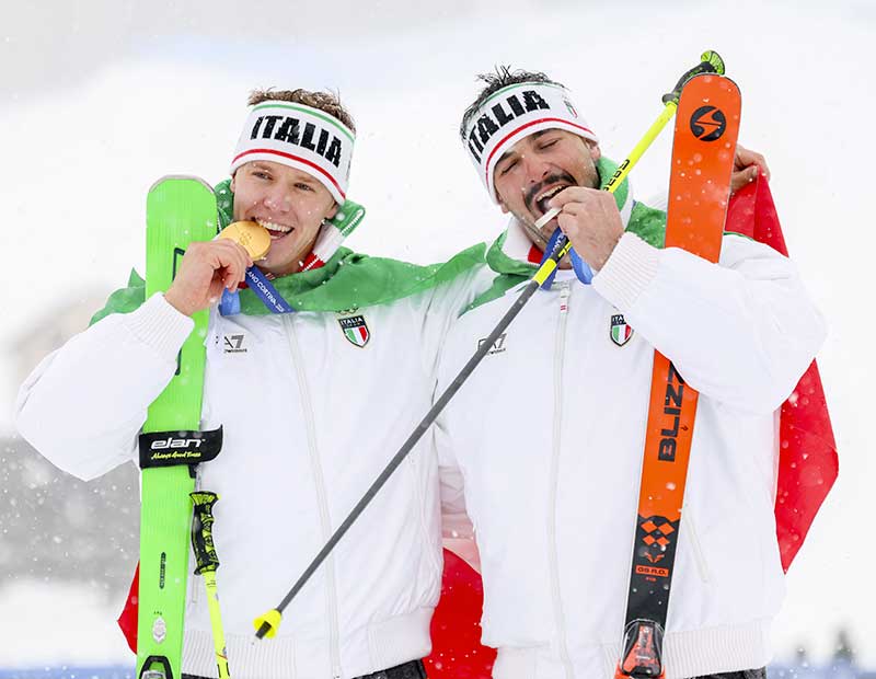 DEROMEDIS CAMPIONE OLIMPICO, TOMASONI ARGENTO: L’ITALIA FA LA STORIA NELLO SKICROSS